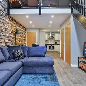 Apartment Victorian Tramsheds, Modern + Parking