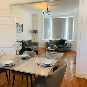 Holiday home 4 Bedroom House Nr City Centre